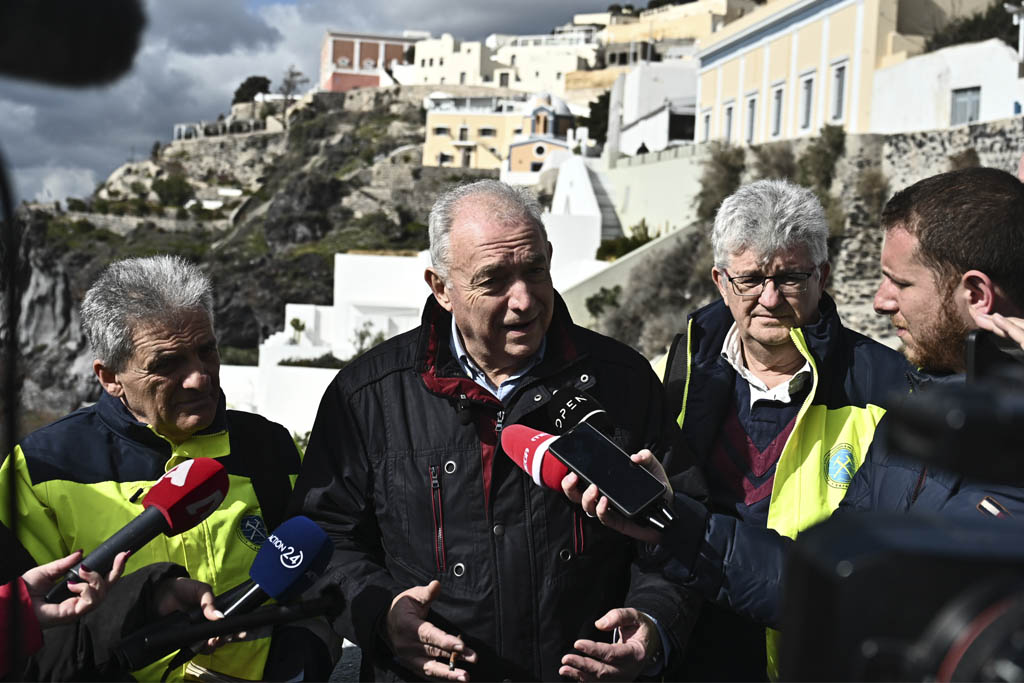 Σαντορίνη: Αυτοψία στην Καλντέρα από τον Ε. Λέκκα και την ΕΑΓΜΕ – Κίνδυνοι κατολισθήσεων που «πάντα θα υπάρχουν»