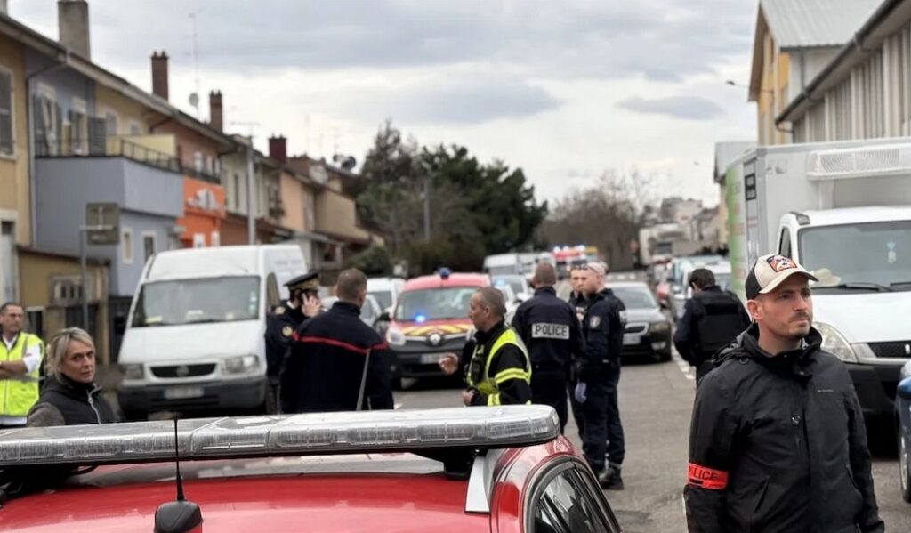 Συναγερμός για επίθεση με μαχαίρι στη Μιλούζ – Πληροφορίες για έναν νεκρό και τραυματίες (Video)