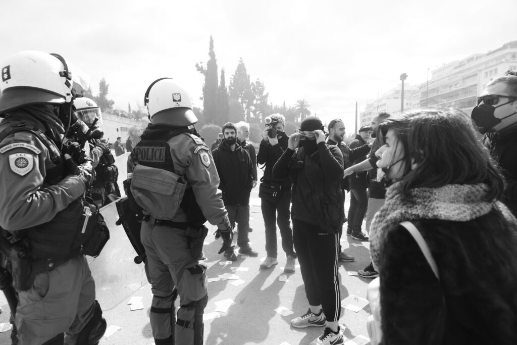 Βαριά εκτεθειμένη η κυβέρνηση για τη διάλυση της ιστορικής διαδήλωσης – Καταγγελίες για αστυνομική βία