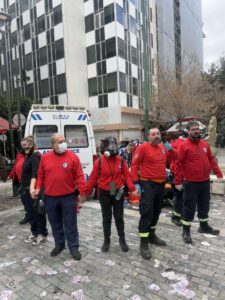 Συγκλονιστική εικόνα: Διασώστες του ΕΚΑΒ σχηματίζουν κύκλο προστασίας από τα ΜΑΤ