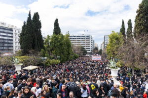 «Ένας δρόμος, άλλη ιστορία» από το Σύνταγμα μέχρι τα Τέμπη &#8211; Η «Ζωή Χαμένη» με την Ιουλία Καραπατάκη στα συλλαλητήρια (Video)