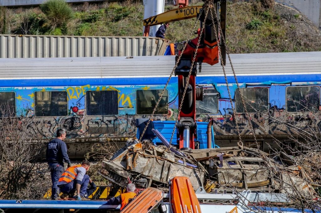 Έγκλημα στα Τέμπη: Μαρτυρία για το «μπάζωμα» του χώρου – «Μου δόθηκε εντολή να πετάξω τα χώματα ως «άχρηστα»» (Video)