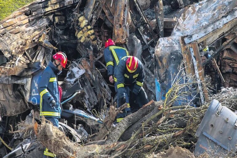 Τέμπη: «Οι τοξικολογικές εξετάσεις είναι πάγια τακτική» – Ιατροδικαστές καταρρίπτουν τις «εξηγήσεις» των συναδέλφων τους