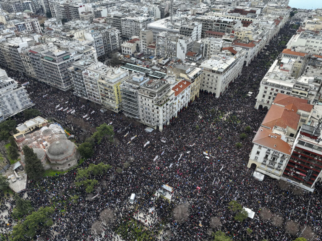 Τέμπη: Η μεγαλειώδης συγκέντρωση της Θεσσαλονίκης με drone (Video)