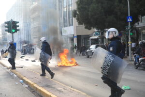 Με αύρες διώχνουν τον κόσμο από το Σύνταγμα &#8211; Νέα επεισόδια στη Βασιλίσσης Σοφίας