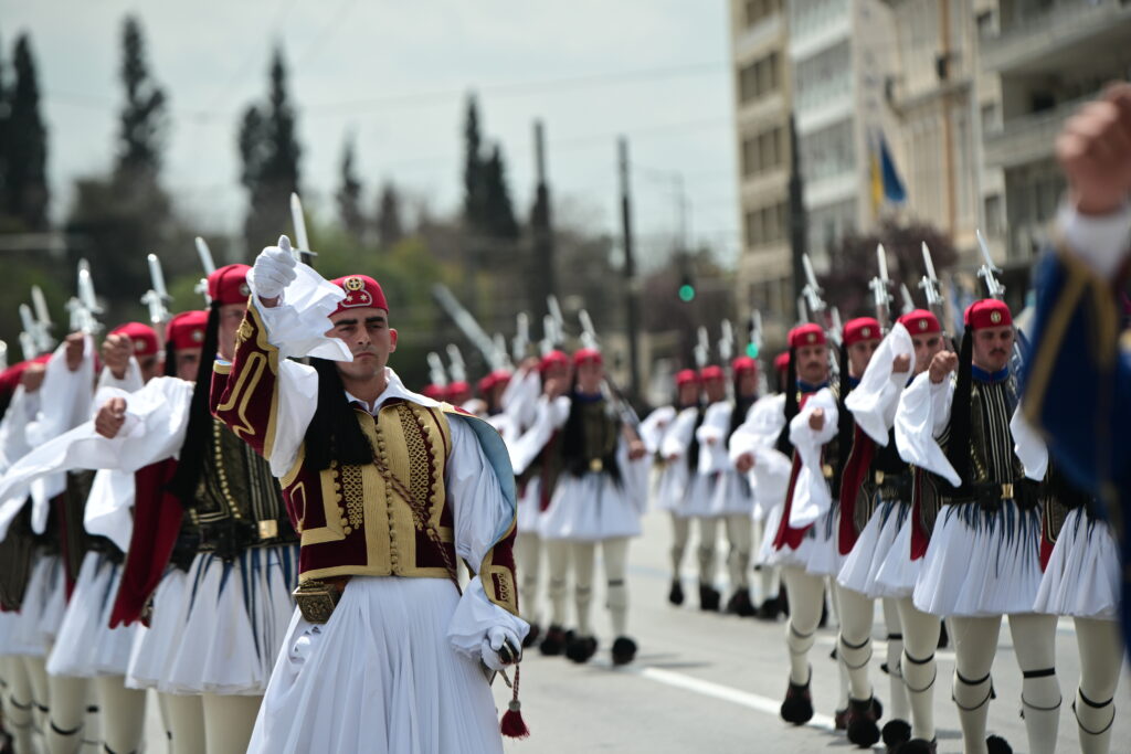 25η Μαρτίου: Κορυφώνονται οι εκδηλώσεις – LIVE η στρατιωτική παρέλαση στο Σύνταγμα 