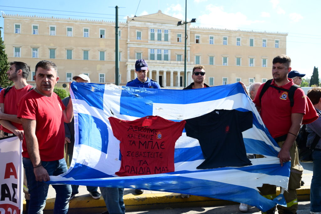 Εποχικοί Πυροσβέστες: Συγκέντρωση έξω από τη Βουλή την Πέμπτη το πρωί – Δριμύ κατηγορώ προς την κυβέρνηση