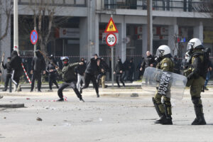 Επεισόδια στη Θεσσαλονίκη: Δίωξη σε 14χρονο για κακούργημα και στη μητέρα για παραμέληση ανηλίκου