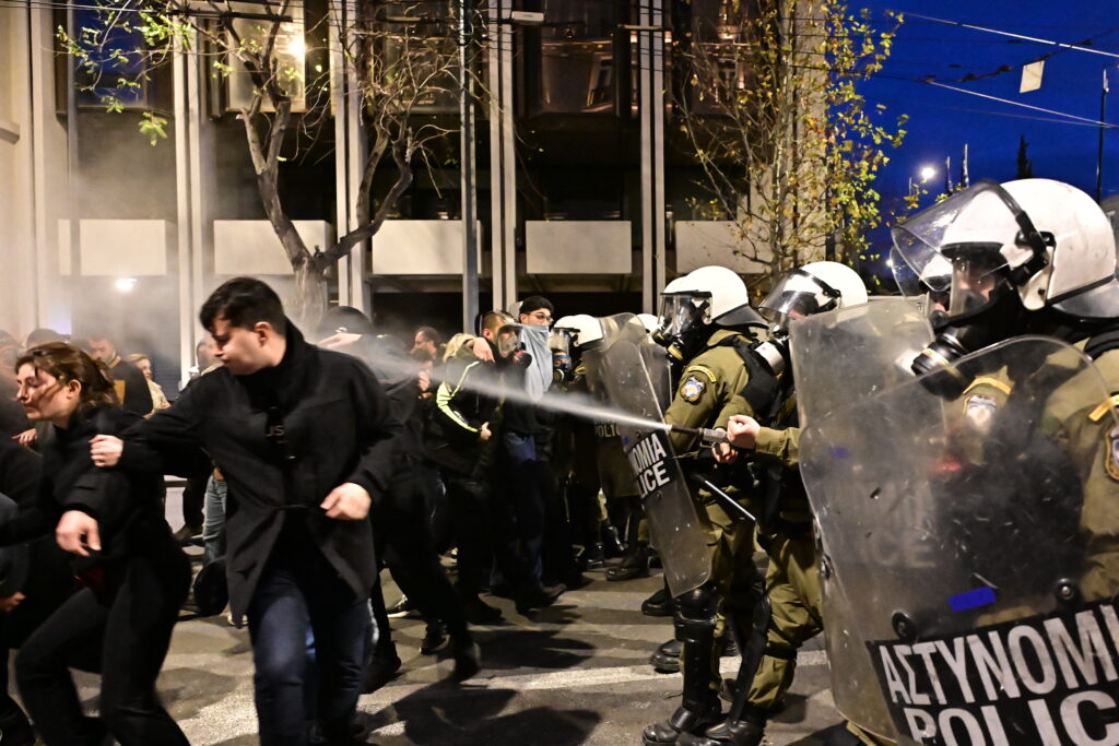 Μαξίμου για αστυνομική βία στα συλλαλητήρια των Τεμπών: «Δέχτηκαν επίθεση. Δεν προχώρησαν σε κάποια επίθεση»