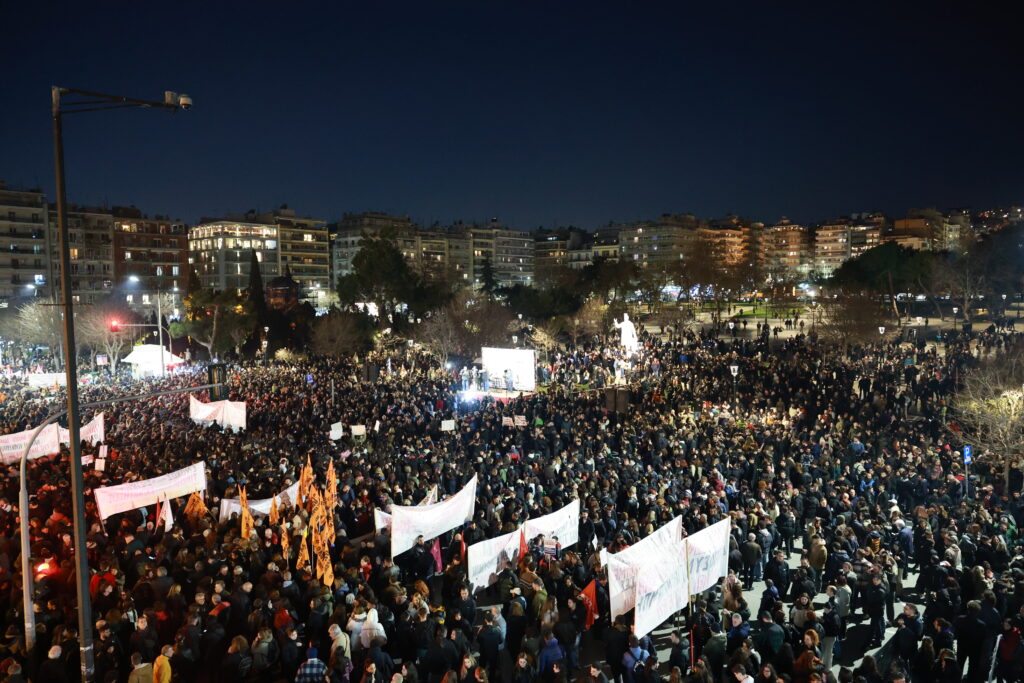 Θεσσαλονίκη: Μεγάλο πλήθος στη συγκέντρωση για το έγκλημα στα Τέμπη (Photos-Video)