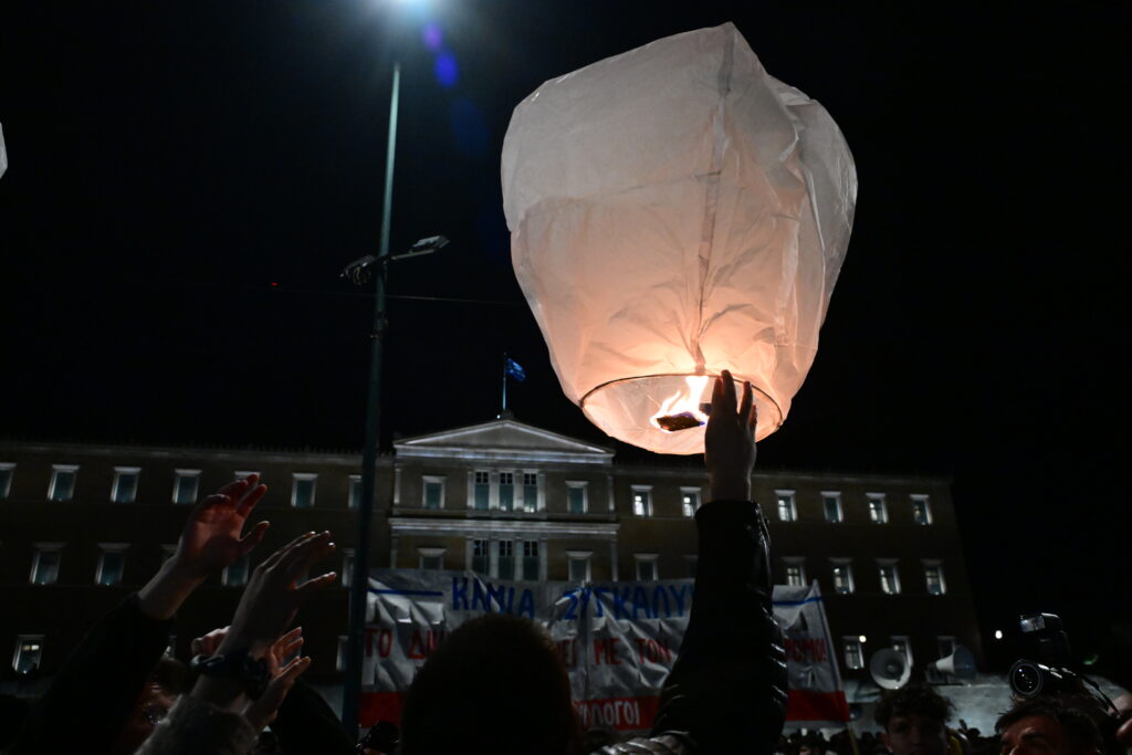 Έγκλημα Τέμπη: 57 φαναράκια για τα θύματα σήκωσαν στον ουρανό οι διαδηλωτές (Video)