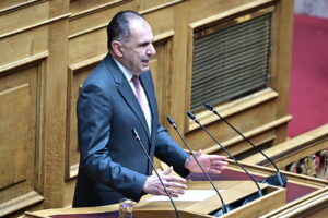 Βουλή: Ο Γεραπετρίτης επιβεβαίωσε την αποκάλυψη της «Εστίας» για τον ρόλο Τριαντόπουλου στο μπάζωμα