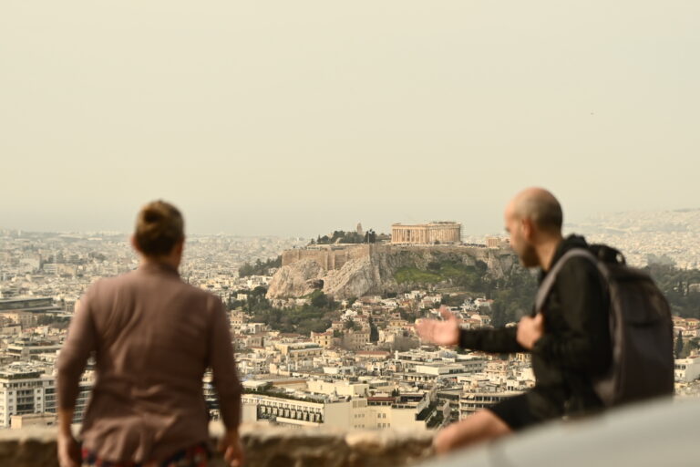 Καιρός: Αφρικανική σκόνη, ζέστη και ισχυροί νοτιάδες – Σε ποιες περιοχές θα βρέξει