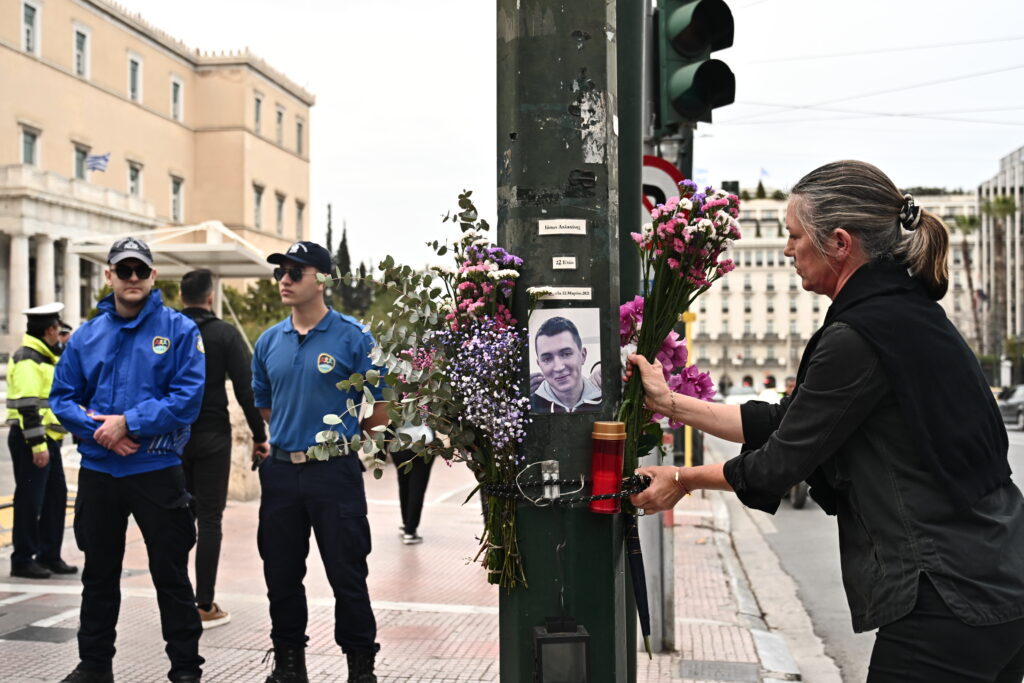 Ιάσονας Λαλαούνης: Μοτίβο συγκάλυψης καταγγέλλει η αδερφή του – Κάλεσαν τα… ΜΑΤ για την εκδήλωση μνήμης έξω από τη Βουλή (Photos-Video)