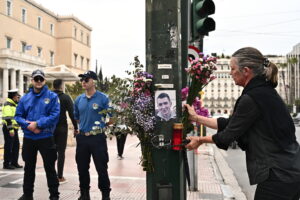 Ιάσονας Λαλαούνης: Μοτίβο συγκάλυψης καταγγέλλει η αδερφή του &#8211; Κάλεσαν τα&#8230; ΜΑΤ για την εκδήλωση μνήμης έξω από τη Βουλή (Photos-Video)