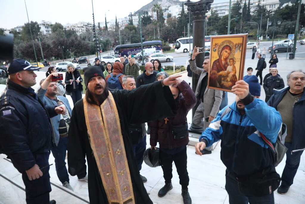 Ένταση στην Πινακοθήκη: Γιουχαΐσματα και βρισιές από φανατικούς χριστιανούς κατά διαδηλωτών για την ελευθερία της τέχνης