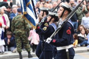 ΕΡΤ και Πολεμικό Ναυτικό τίναξαν την παρέλαση στον αέρα με γκάφες ολκής (Video)