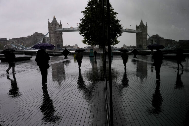 Βρετανία: Κλειστή η «Tower Bridge» – Άτομο σκαρφάλωσε και κάθεται στα κιγκλιδώματα