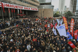 Πολιτική Καταιγίδα στην Τουρκία: Το CHP Συγκαλεί Έκτακτο Συνέδριο