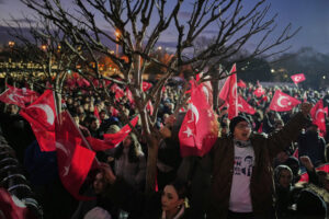 «Φλέγεται» η Τουρκία για τη σύλληψη Ιμάμογλου &#8211; Μεγαλειώδες συλλαλητήριο στην Κωνσταντινούπολη (Live Videos)