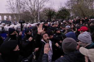 Τουρκία: Μεγάλες διαδηλώσεις υπέρ του Ιμάμογλου παρά τις απαγορεύσεις &#8211; «Δεν μπορείτε μείνετε σιωπηλοί» (Video-Photos)