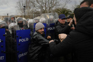 Τουρκία: Η αστυνομία ρίχνει πλαστικές σφαίρες σε πολίτες που διαδηλώνουν υπέρ του Ιμάμογλου (Video-Photos)