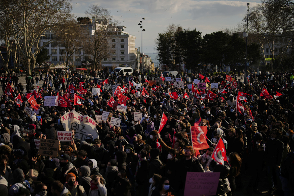 Τουρκία: Μεγάλα πλήθη διαδηλώνουν για τον Ιμάμογλου – Συγκρούσεις με την αστυνομία (Videos-Photos)