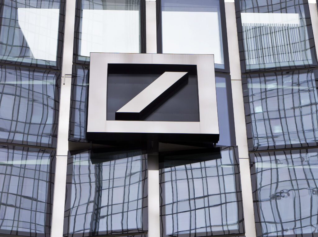 Deutsche Bank: Νέος κύκλος απολύσεων – «Κόβει» 2.000 θέσεις εργασίας, κλείνουν και εκατοντάδες υποκαταστήματα