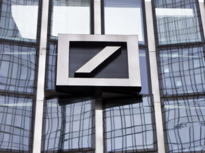 Deutsche Bank: Νέος κύκλος απολύσεων &#8211; «Κόβει» 2.000 θέσεις εργασίας, κλείνουν και εκατοντάδες υποκαταστήματα