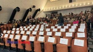 Θεσσαλονίκη: 57 άδειες καρέκλες στην εκδήλωση για τα Τέμπη στο ΑΠΘ