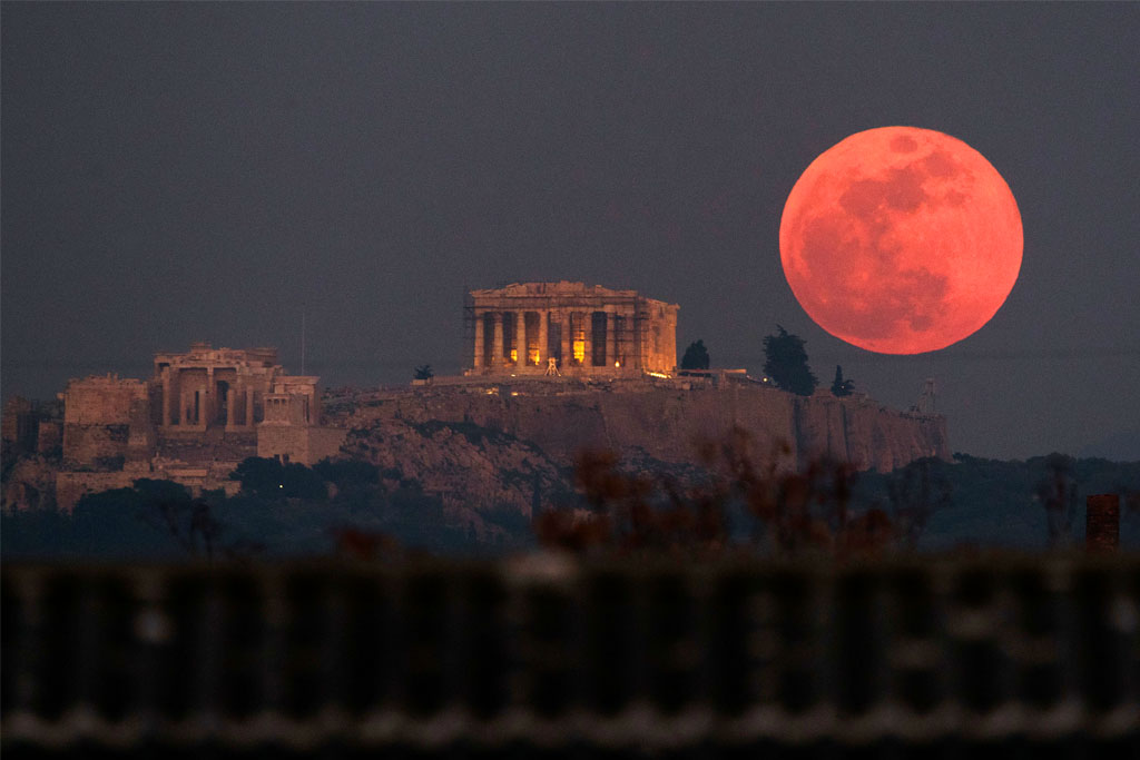 Πανσέληνος 2025: Σήμερα το «ματωμένο φεγγάρι» – Από πού θα είναι ορατό