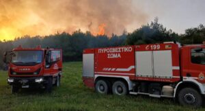 Ζάκυνθος: Μεγάλη πυρκαγιά σε δασική έκταση με ανέμους 8 μποφόρ