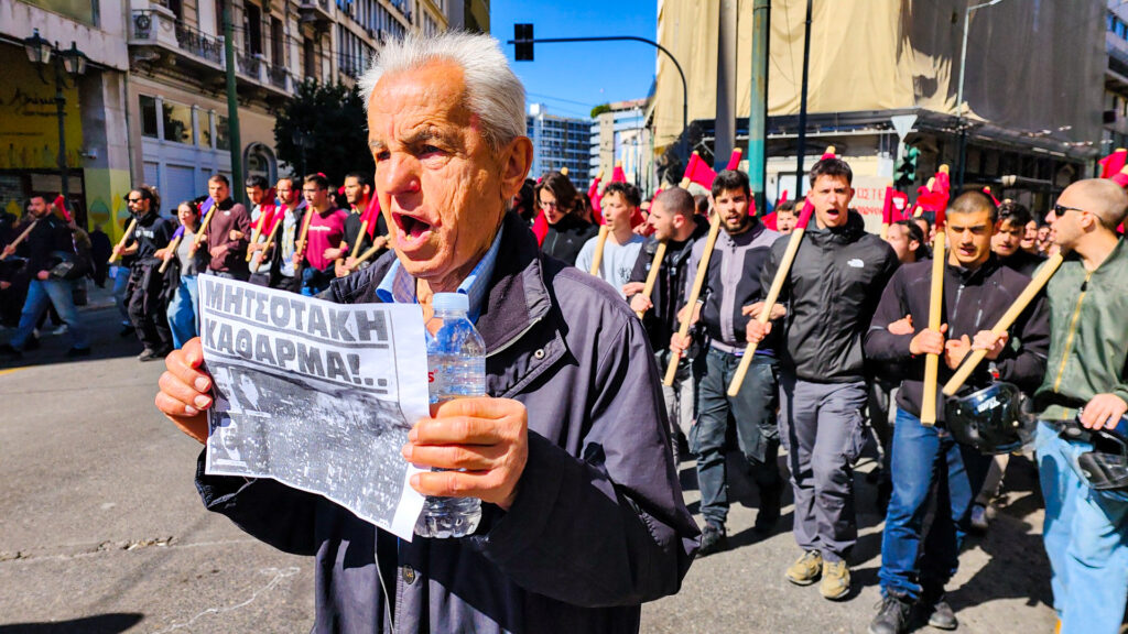 Ηλικιωμένος διαδηλωτής φώναξε το ίδιο σύνθημα, 60 χρόνια μετά, μαζί με τους φοιτητές (Video)