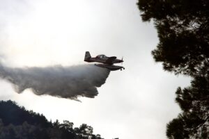 Φωτιά στην Ιεράπετρα &#8211; Επιχειρούν επίγεια και εναέρια μέσα