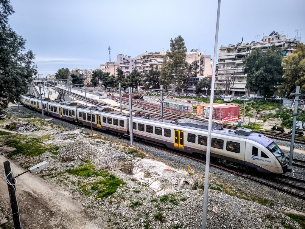 Πάτρα: Tρένο παρέσυρε αυτοκίνητο – Ήταν παρκαρισμένο πάνω στις γραμμές