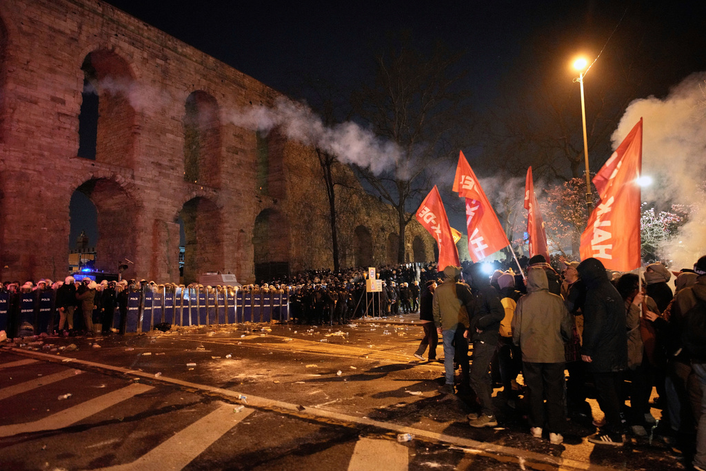 Τουρκία: Ολονύχτιες συγκρούσεις στην Κωνσταντινούπολη – Ερντογάν: Όχι στην «τρομοκρατία του δρόμου» (Videos)