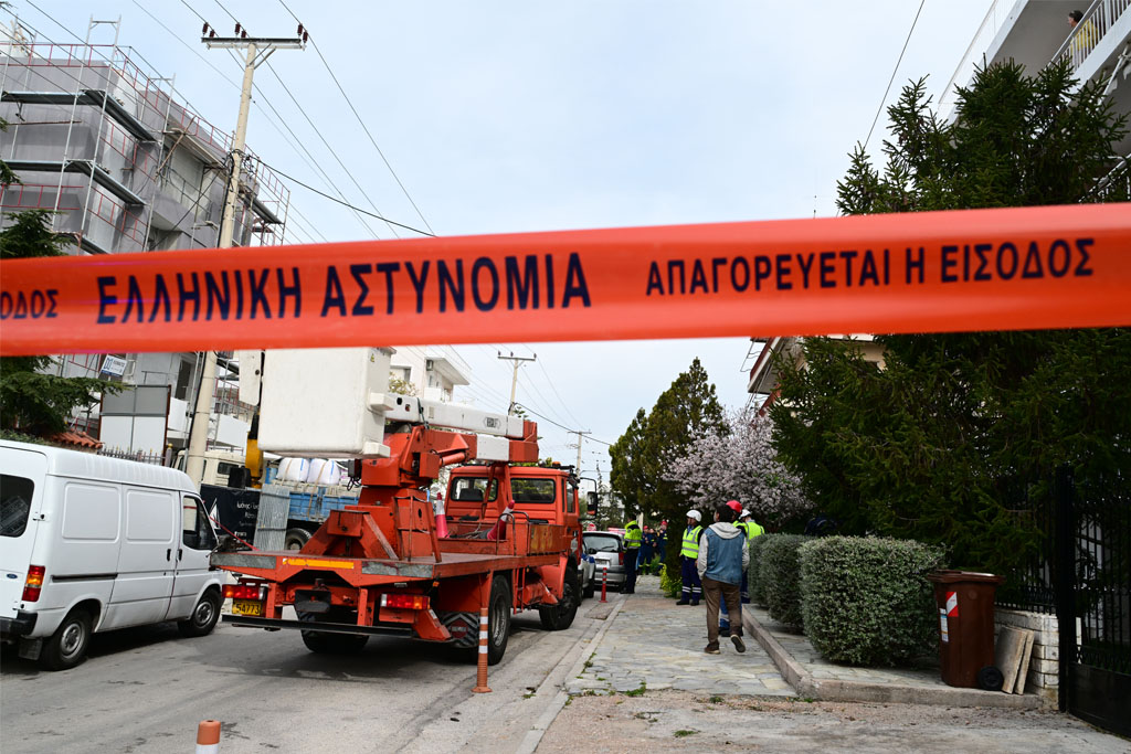 Εργατικό ατύχημα στη Βούλα: Γερανοφόρο όχημα ακούμπησε σε ηλεκτροφόρα καλώδια – Οι πρώτες πληροφορίες