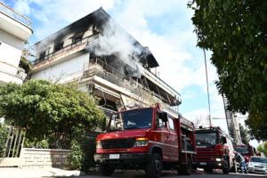 Φωτιά σε διαμέρισμα στο Χαϊδάρι: Τέθηκε υπό έλεγχο &#8211; Στο νοσοκομείο δύο άτομα (Photos)